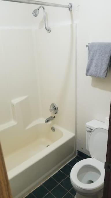 2 Queen Beds 222 Wi-fi Hot Tub Stillwater